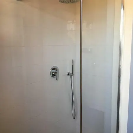 Lovely Renovated Near Apartment